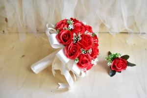 Hoa cưới làm bằng hoa hồng mang ý nghĩa son sắt và thủy chung