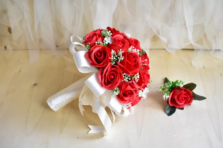 Hoa cưới làm bằng hoa hồng mang ý nghĩa son sắt và thủy chung