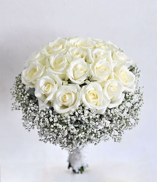 Hoa cầm tay của cô dâu dáng tròn phù hợp với mọi loại váy